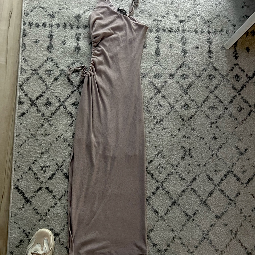 Ribbed midi dress with side cut out and slit